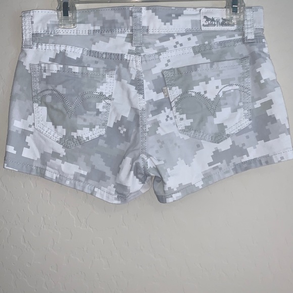Levi's Pants - LEVI’S BRAND NEW SIZE 27 SUPER CUTE DIGITAL DESIGN SHORTS